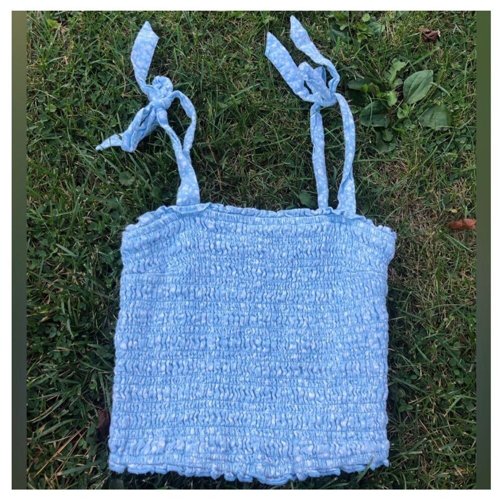 Abercrombie & fitch blue floral smocked crop top size medium
